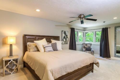 Un dormitorio con una cama y un ventilador de techo. en Rivers Edge, en Saugatuck