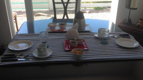 un tavolo con una tovaglia a righe blu e bianche di BARAKA - Posada a Piriápolis