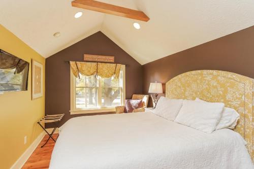 um quarto com uma cama grande e uma janela em The Oriole em Saugatuck