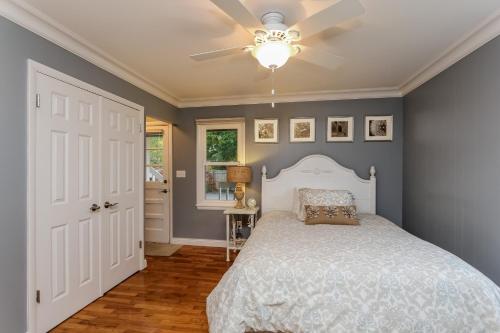 - une chambre avec un lit et un ventilateur de plafond dans l'établissement Water Street Retreat, à Saugatuck