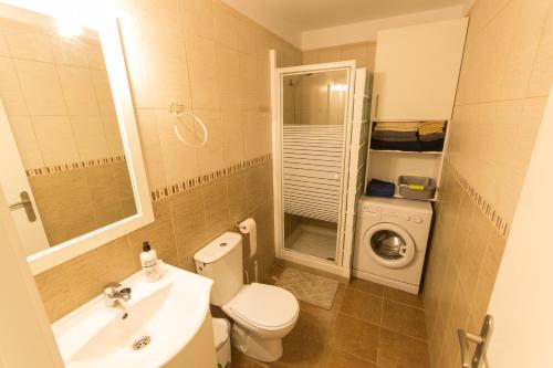 アデへにあるLuminoso apart Mareverdeのバスルーム(トイレ、洗面台、洗濯機付)