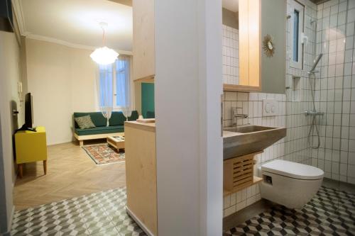 ein Bad mit einem Waschbecken und einem WC in einem Zimmer in der Unterkunft Acron of Plaka in Athen