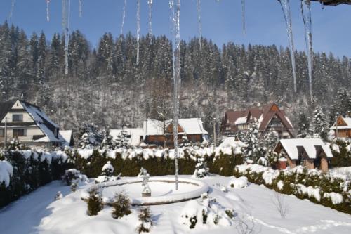 a ski lift in a village covered in snow at Durda in Poronin