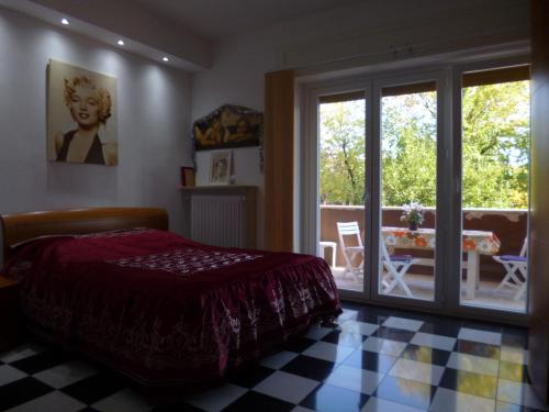 a bedroom with a bed and a view of a patio at Alaska Rooms in Verona