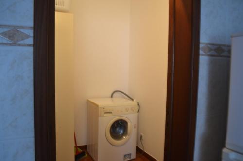 a washer and dryer in a small room at TINA - AL Praia da Vitória - RRAL 759 in Praia da Vitória