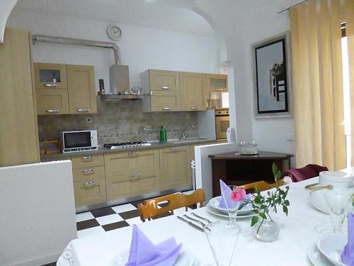 a kitchen with a table with a white table cloth at Alaska Rooms in Verona