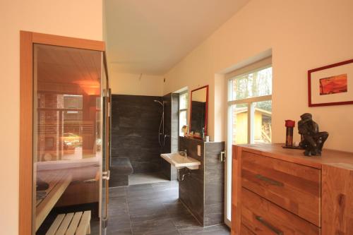 埃格斯托夫的住宿－Zur schönen Heide-Wabe，带浴缸、水槽和淋浴的浴室