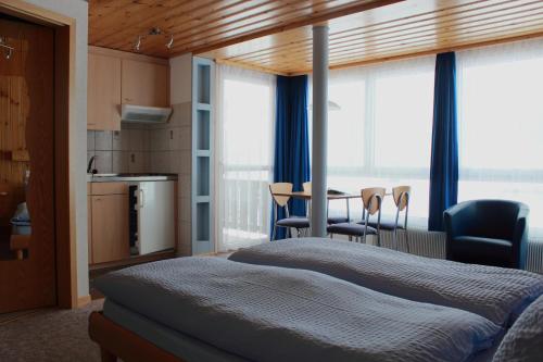 グレヘンにあるHotel Alphaのベッドルーム1室(ベッド1台、テーブル、椅子付)
