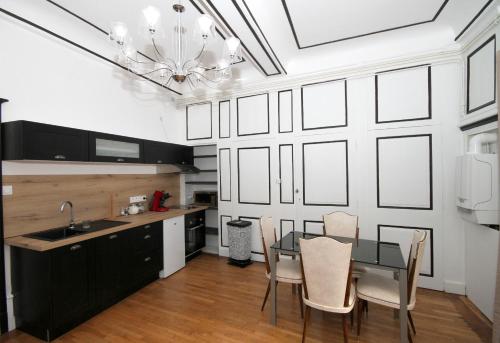une cuisine avec une table et des chaises dans une pièce dans l'établissement Appartement Le roi, à Vesoul