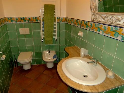 フォルツァ・ダグロにある'Casa La Zagara'のバスルーム(洗面台、トイレ付)