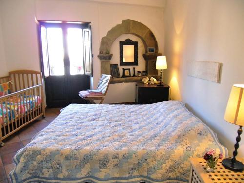 フォルツァ・ダグロにある'Casa La Zagara'のベッドルーム1室(ベッド1台、窓、ベビーベッド付)