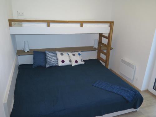 - une chambre avec des lits superposés dotés de draps et d'oreillers bleus dans l'établissement Apartmány Sport Dolní Morava, à Dolní Morava