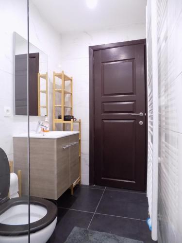 Bathroom sa Maison Roosevelt - Charleroi Airport - Ideal Families