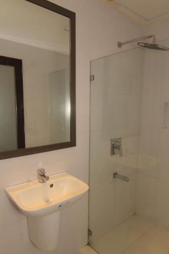 Ванная комната в Mabolo Royal Hotel