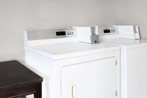 Una cocina o cocineta en Ramada by Wyndham Pelham
