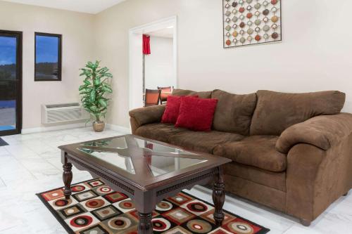 Un lugar para sentarse en Ramada by Wyndham Pelham