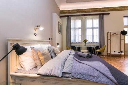 um quarto com uma cama grande e almofadas em Apartment Nebovidy I - Free Parking - Terrace - Air Conditioning em Praga