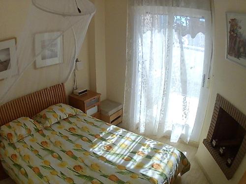 1 dormitorio con cama y ventana grande en Calahonda Royale, en Cabopino