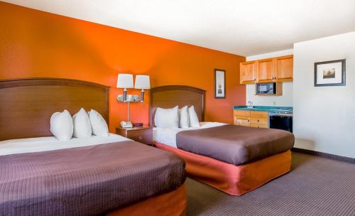 Ένα ή περισσότερα κρεβάτια σε δωμάτιο στο AmericInn by Wyndham Chamberlain Conference Center