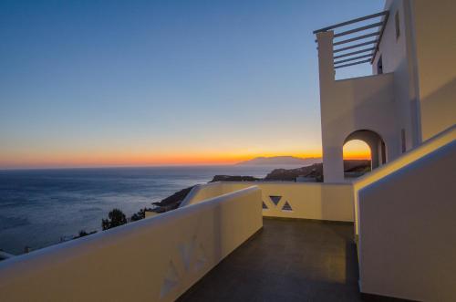 a view of the sunset from a building at Hotel Katerina in Mylopotas