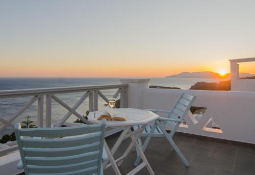 a table and chairs on a balcony with a view of the ocean at Hotel Katerina in Mylopotas