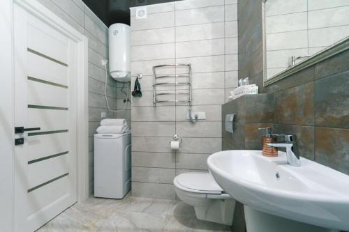 a bathroom with a sink and a toilet at Апартаменты Гмыри 12б in Kyiv