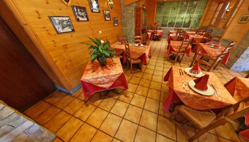 uma vista superior de um restaurante com mesas e cadeiras em Hotel Les Chalets em Brides-les-Bains