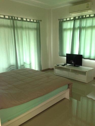 TV a/nebo společenská místnost v ubytování Casa Seaside Rayong by Chate