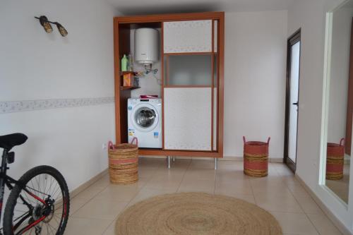 a room with a kitchen with a washing machine at Casa Mararía in Gran Tarajal