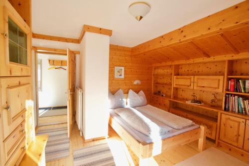 um quarto com uma cama numa casa de madeira em Ferienwohnung Monika Knoflach em Innsbruck