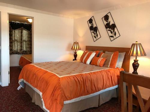 Postel nebo postele na pokoji v ubytování Holiday Motel Bend