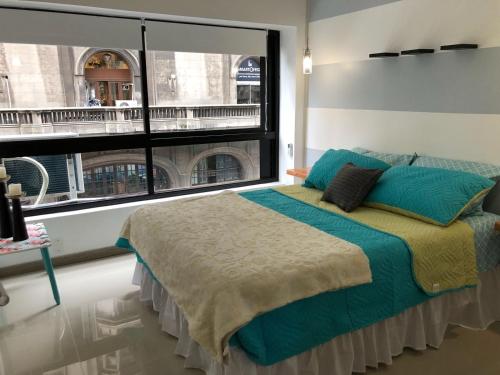 1 dormitorio con cama y ventana grande en Design Apart, en Montevideo