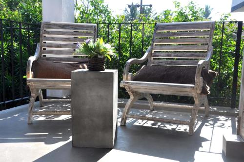 two chairs sitting on a porch with a potted plant at Sithu Villa Hikkaduwa in Hikkaduwa