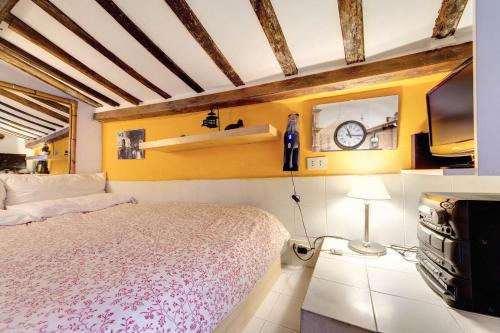 a bedroom with a bed and a tv at Il Nido in Rome