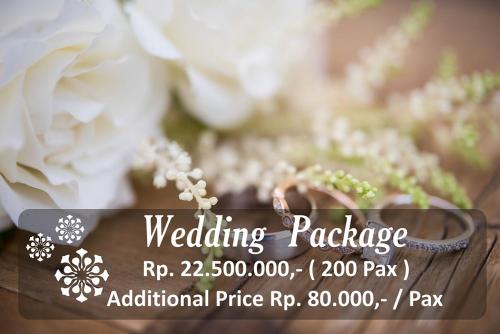 a wedding package sign in front of white roses at Hotel Namira Syariah Pekalongan in Pekalongan