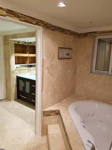 Et badeværelse på Golden Palms House