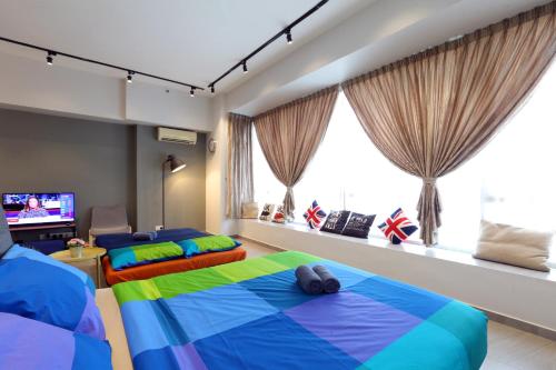 een slaapkamer met 2 bedden en een televisie bij Parkview Service Apartments in Kuala Lumpur