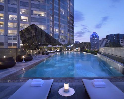 - une grande piscine au-dessus d'un bâtiment dans l'établissement Grand Hyatt Shenzhen, à Shenzhen