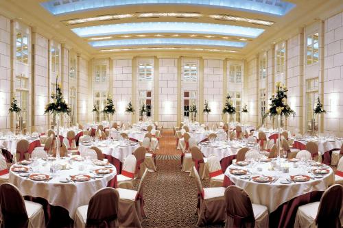 un salón de banquetes con mesas y sillas blancas en Park Hyatt Mendoza Hotel, Casino & Spa en Mendoza