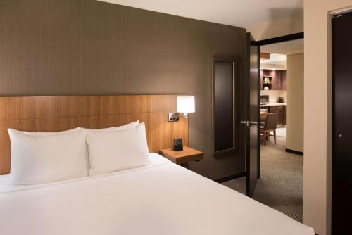 Postel nebo postele na pokoji v ubytování Hyatt Place Cleveland/Westlake/Crocker Park