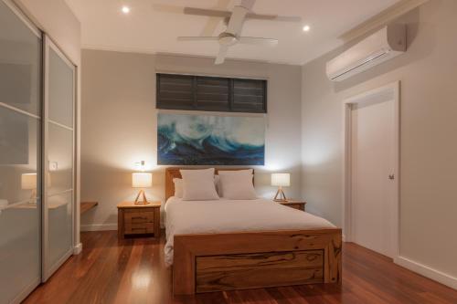 sypialnia z łóżkiem z dwoma lampami i obrazem w obiekcie Salt The Studio w mieście Kalbarri
