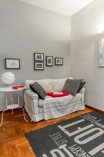 a living room with a couch and a rug at 1910 B&B in Bari