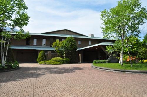 a house with a brick driveway in front of it at Shiki Resort Ventvert Karuizawa in Karuizawa