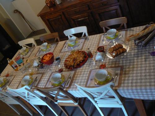 une table avec une assiette de nourriture dessus dans l'établissement Le Mas de Magnaou, à Rosières