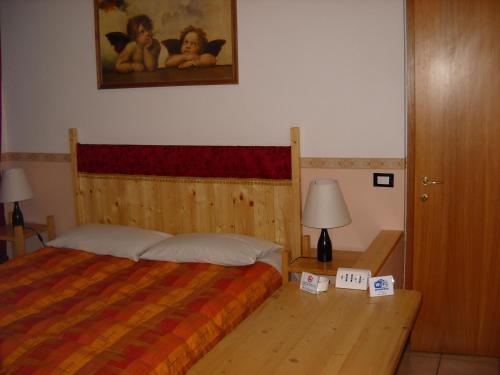 1 dormitorio con 1 cama y 1 lámpara en una mesa en B&B Hope, en Bolonia