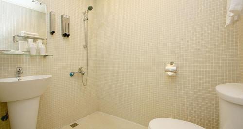 玉里鎮的住宿－好漾2館，一间带卫生间和水槽的浴室