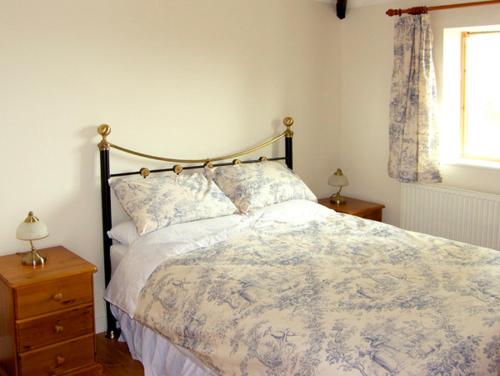 Schlafzimmer mit einem Bett und einem Fenster in der Unterkunft The Roost in Stratford-upon-Avon