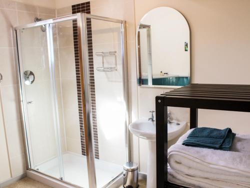 ein Badezimmer mit Dusche und Waschbecken in der Unterkunft Stables Cottage in East Norton
