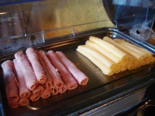 a bunch of hot dogs and cheese on a grill at Pousada Bambu Brasil in Sao Jorge