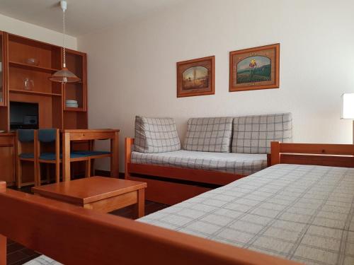 sala de estar con cama y sofá en Apartamentos MultiBaqueira en Baqueira Beret